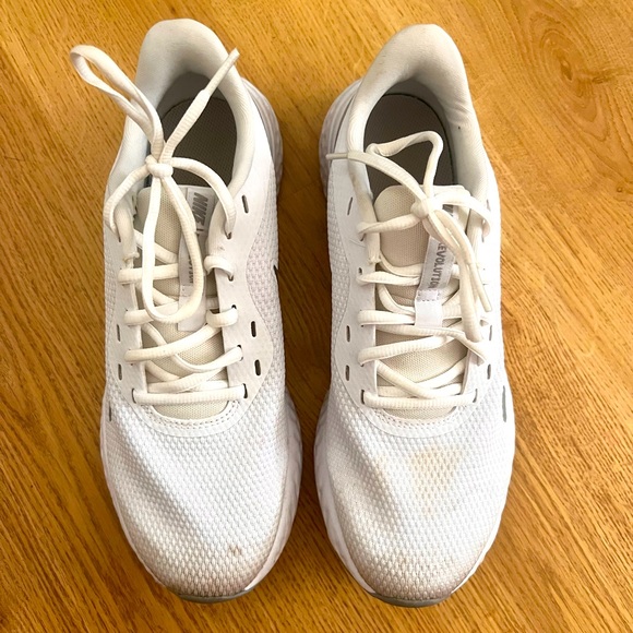 Women’s Nike Revolution 5 - Picture 2 of 2